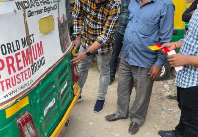 डॉ दुर्गेश शर्मा और अभिषेक देशवाल ने छोटे-बड़े निजी वाहनों पर रिफ्लेक्टर टेप लगाकर किया वाहन चालकों को जागरूक
